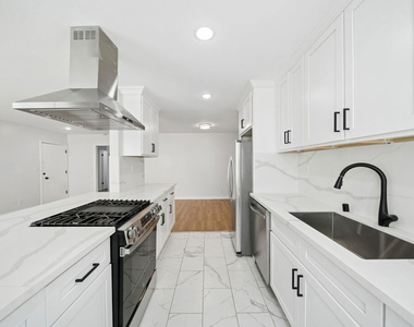 1039 N Harper Avenue - Photo Thumbnail 5