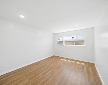 1039 N Harper Avenue - Photo Thumbnail 12
