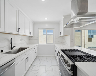 1039 N Harper Avenue - Photo Thumbnail 3