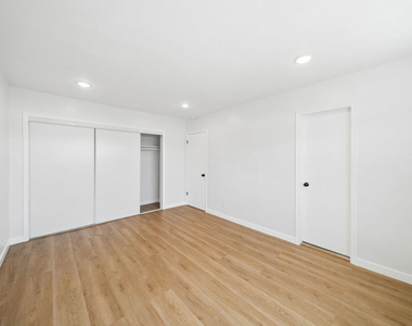 1039 N Harper Avenue - Photo Thumbnail 7