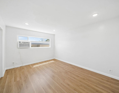 1039 N Harper Avenue - Photo Thumbnail 6