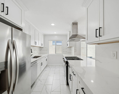 1039 N Harper Avenue - Photo Thumbnail 2
