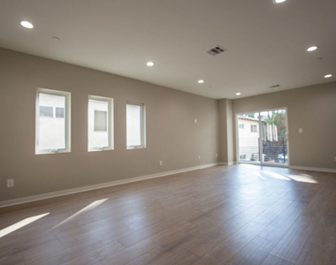 4924 Laurel Canyon - Photo Thumbnail 5