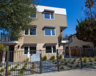 4924 Laurel Canyon - Photo Thumbnail 2