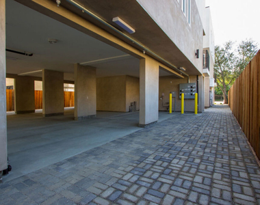 4924 Laurel Canyon - Photo Thumbnail 20