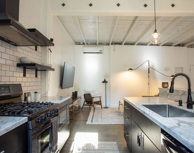 748 N Citrus Avenue - Photo Thumbnail 6