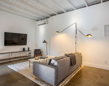 748 N Citrus Avenue - Photo Thumbnail 8