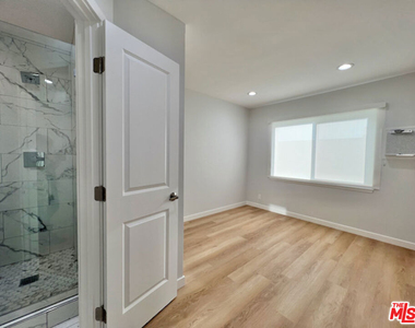 901 S Barrington Avenue - Photo Thumbnail 16