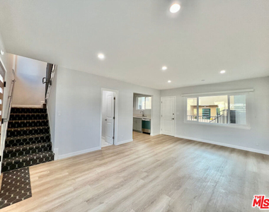 901 S Barrington Avenue - Photo Thumbnail 12