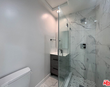 901 S Barrington Avenue - Photo Thumbnail 17