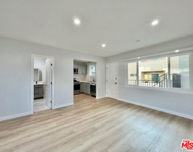 901 S Barrington Avenue - Photo Thumbnail 7