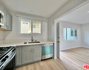 901 S Barrington Avenue - Photo Thumbnail 8