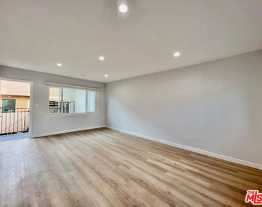 901 S Barrington Avenue - Photo Thumbnail 21