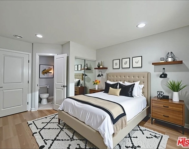901 S Barrington Avenue - Photo Thumbnail 2