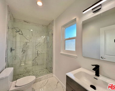 901 S Barrington Avenue - Photo Thumbnail 3