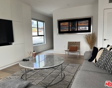 932 N Alfred Street - Photo Thumbnail 2