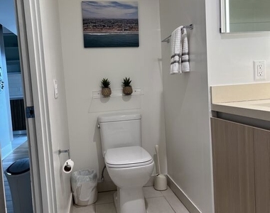 932 N Alfred Street - Photo Thumbnail 12