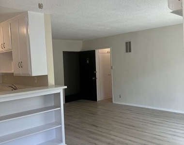 7521 Hampton Avenue - Photo Thumbnail 3