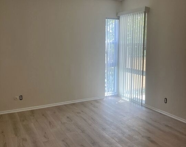 7521 Hampton Avenue - Photo Thumbnail 5