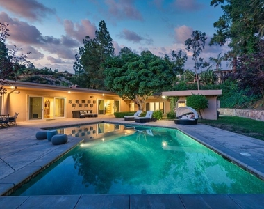 1915 Loma Vista Drive - Photo Thumbnail 14