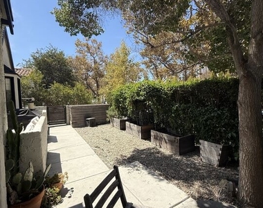 750 N Martel Avenue - Photo Thumbnail 24