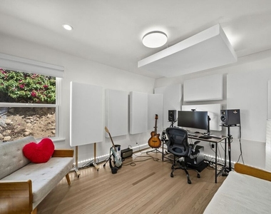 6295 Ivarene Avenue - Photo Thumbnail 21