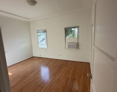855 S Shenandoah Street - Photo Thumbnail 12