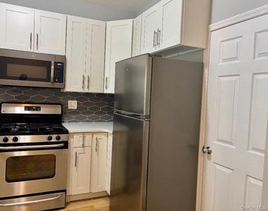 980 Thomas Place - Photo Thumbnail 3