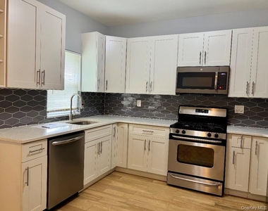 980 Thomas Place - Photo Thumbnail 5