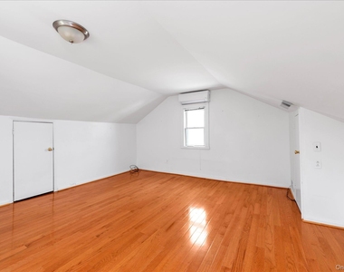 70-15 Manse Street - Photo Thumbnail 13