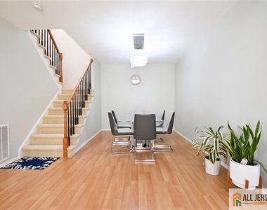67 Glen Oaks Court - Photo Thumbnail 8
