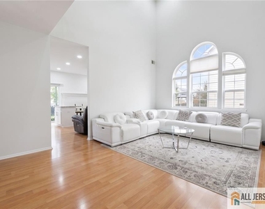 67 Glen Oaks Court - Photo Thumbnail 5