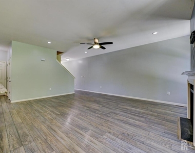 202 Downey Lane - Photo Thumbnail 12