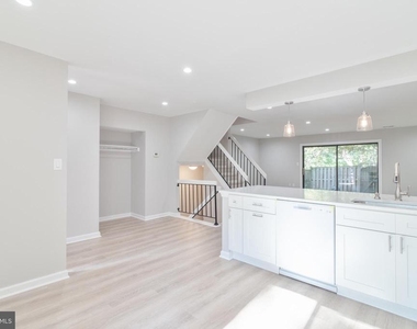 8748 Ridge Hollow Court - Photo Thumbnail 4