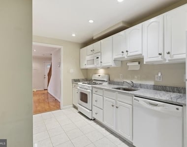 627 N Alfred Street N - Photo Thumbnail 9