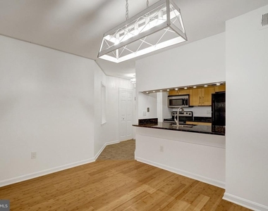1029 N Stuart Street N - Photo Thumbnail 9