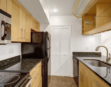 1029 N Stuart Street N - Photo Thumbnail 20