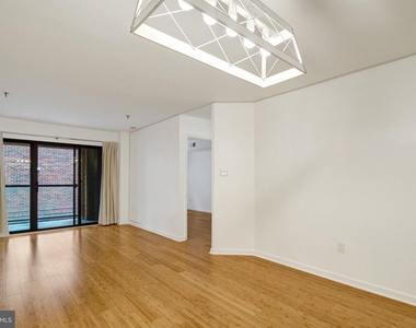 1029 N Stuart Street N - Photo Thumbnail 12