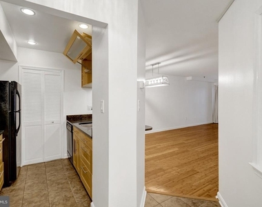 1029 N Stuart Street N - Photo Thumbnail 18