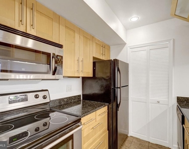 1029 N Stuart Street N - Photo Thumbnail 21