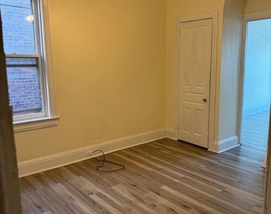 1104 W Market Street - Photo Thumbnail 5