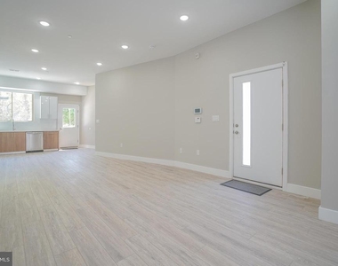 1201 N Taylor Street - Photo Thumbnail 8