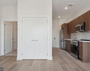 130 W Girard Avenue - Photo Thumbnail 14