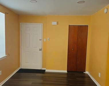218 E Price Street - Photo Thumbnail 4