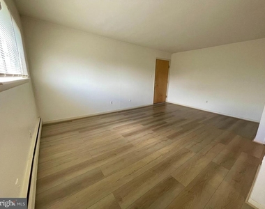 137 W Fifth Avenue - Photo Thumbnail 3
