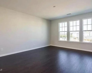 1009 Commack Drive - Photo Thumbnail 11