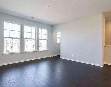 1009 Commack Drive - Photo Thumbnail 5