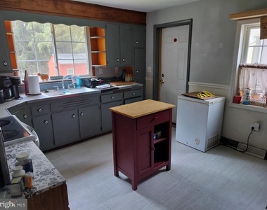 2100 Oaklyn Road - Photo Thumbnail 2