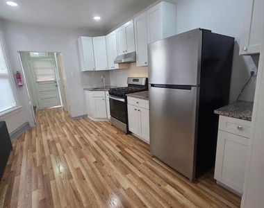 1121 Douglass Street - Photo Thumbnail 3