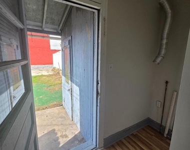 1121 Douglass Street - Photo Thumbnail 7